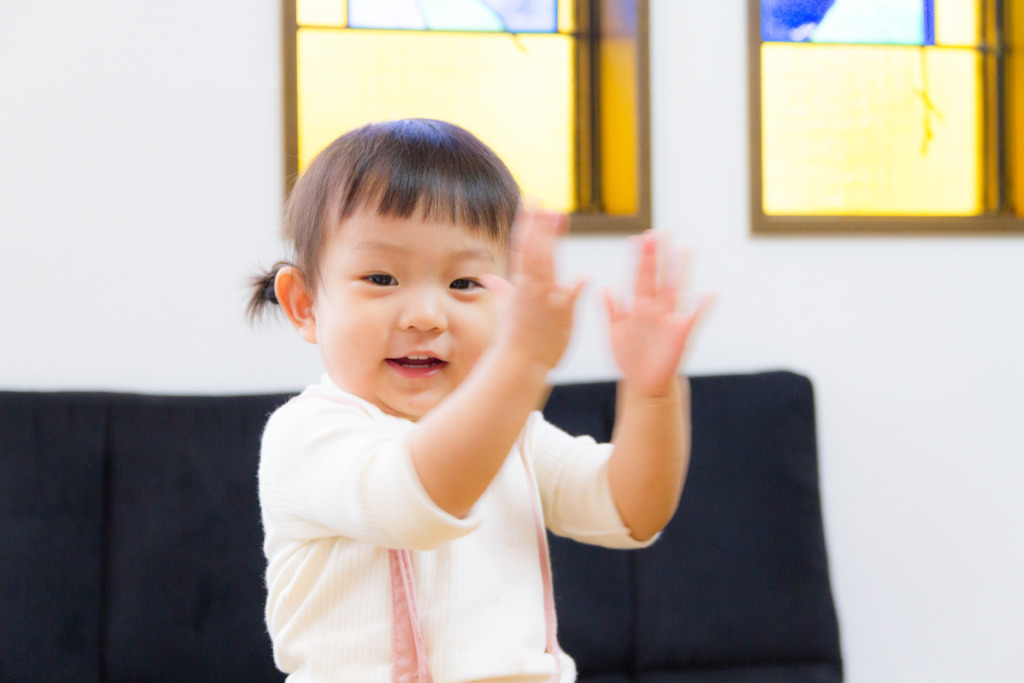 リトミックを楽しんでいる1歳の女の子 | アロムジカ音楽教室